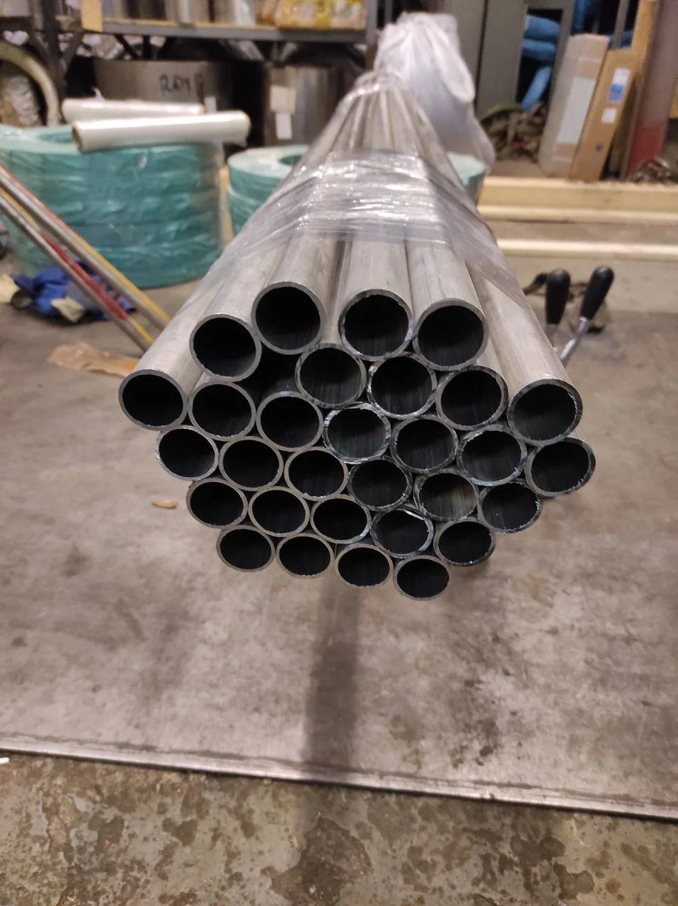 Snop industrijskih metalnih cijevi